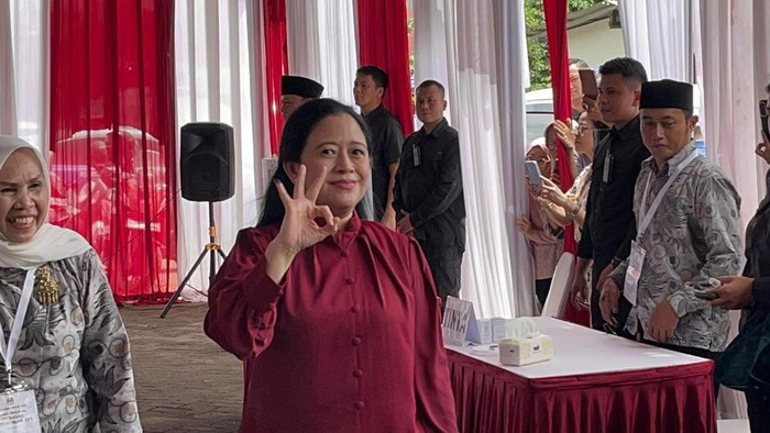 Ketua DPP PDIP Puan Maharani usai nyoblos Pilkada di TPS Kebagusan, Jakarta Selatan (Jaksel).