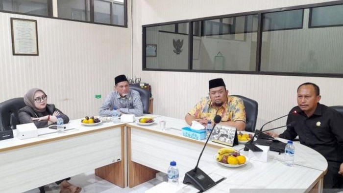 Ketua Komisi I DPRD Kabupaten Bekasi Ridwan Arifin (kedua dari kiri) didampingi anggota komisi saat rapat koordinasi pilkada bersama Disdukcapil pada Kamis (21/11) (Antara)