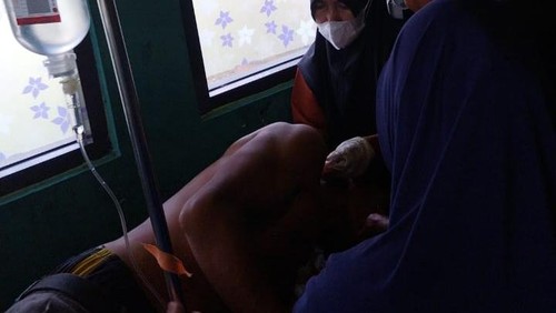 Ketua KPPS di TPS 2 Desa Waduwani, Kecamatan Woha, Kabupaten Bima, NTB, Aswadin yang dibacok saat proses pemungutan suara, Rabu, (27/11/2024).