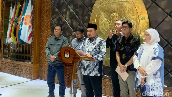 Ketua KPU RI Muhammad Afifuddin dan anggota KPU dalam jumpa pers di Kantornya