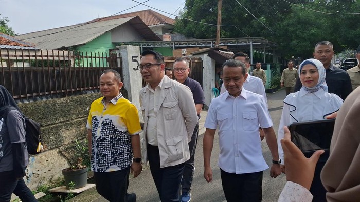 Ketua Umum Golkar Bahlil Lahadalia ditemani Calon Gubernur Jakarta nomor urut 1 Ridwan Kamil saat mencoblos.