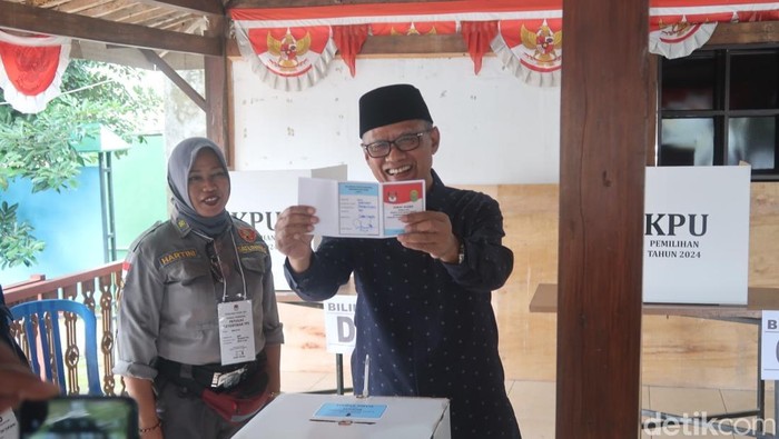 Ketum PP Muhammadiyah Haedar Nashir dan keluarga mencoblos di TPS Kasihan Bantul, Rabu (27/11/2024).
