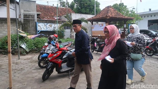 Ketum PP Muhammadiyah Haedar Nashir dan keluarga mencoblos di TPS Kasihan Bantul, Rabu (27/11/2024).