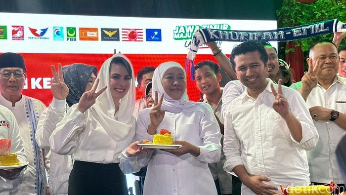 Khofifah-Emil potong tumpeng di posko pemenangan seiring kemenangan mereka versi quick count di Pilgub Jatim 2024.