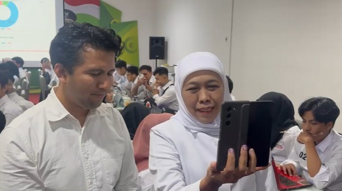 Khofifah-Emil video call dengan Jokowi.