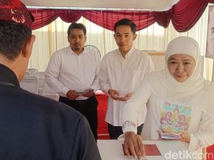 Khofifah Nyoblos di TPS 19 Jemur Wonosari Surabaya Ditemani 2 Putranya
