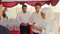 Setibanya di TPS, Khofifah menyalami warga dan petugas TPS di lokasi. Persis pukul 09.02 WIB.