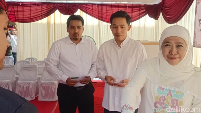 Khofifah nyoblos didampingi anaknya