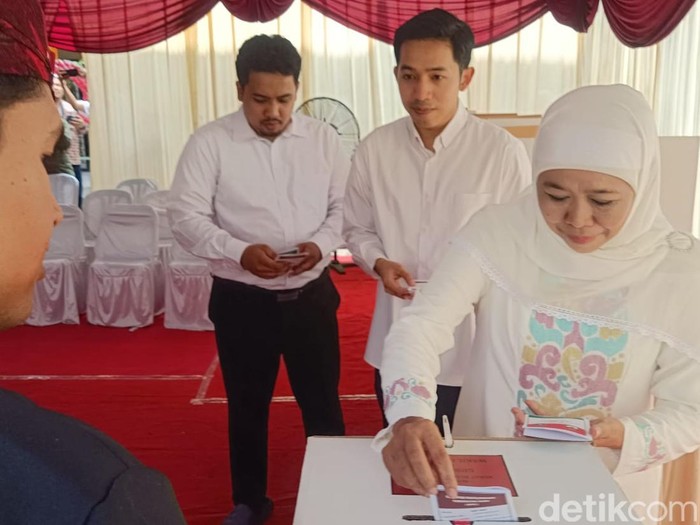 Khofifah nyoblos didampingi anaknya