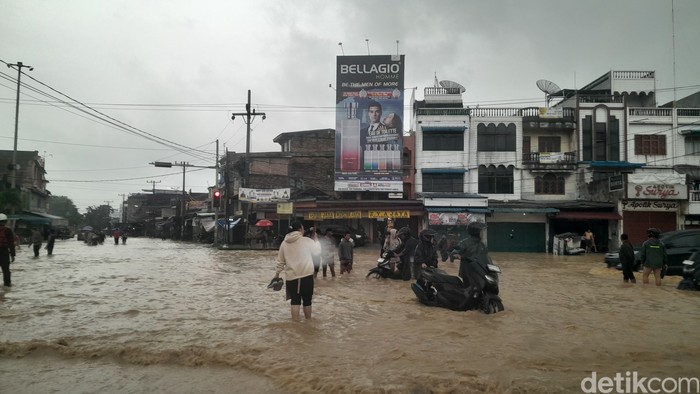 Kondisi banjir di simpang Kampung Lalang Medan (Foto: Nizar Aldi/detikSumut)