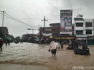 Banjir Rendam Wilayah Kampung Lalang Medan, Banyak Kendaraan Mogok
