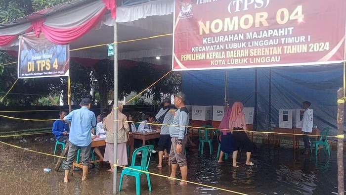 Kondisi TPS 04 di Majapahit, Lubuklinggau, yang tergenang air usai hujan lebat.