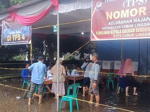 TPS Tergenang Usai Hujan, Warga Lubuklinggau Tetap Antusias Nyoblos