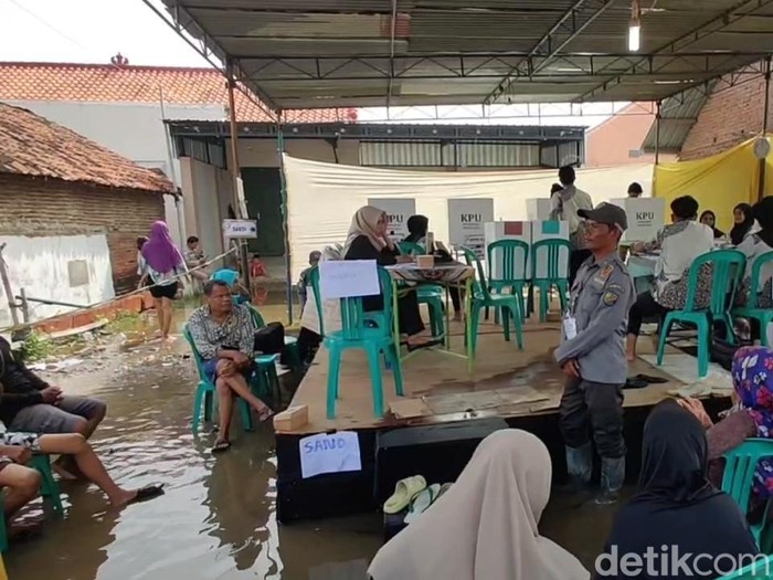 Kondisi TPS 08 Pabean, Kelurahan PasirKratonKramat (PKK), Kota Pekalongan, yang masih terendam banjir, Rabu (27/11/2024).
