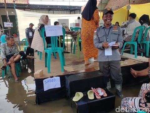Kondisi TPS 08 Pabean, Kelurahan PasirKratonKramat (PKK), Kota Pekalongan, yang masih terendam banjir, Rabu (27/11/2024).