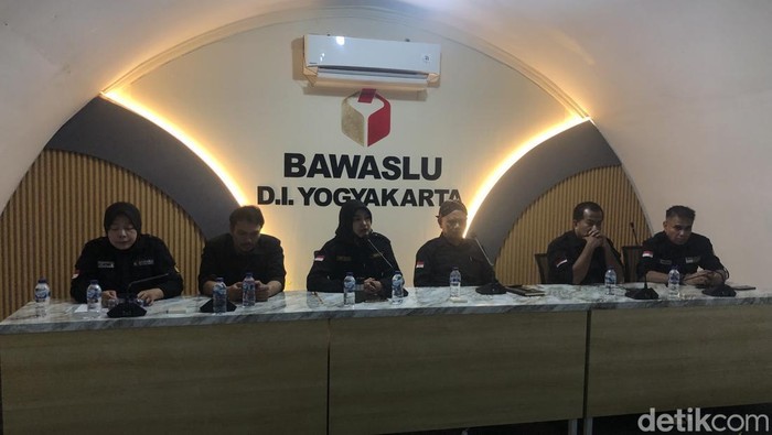 Konferensi pers di Kantor Bawaslu DIY, Mantrijeron, Kota Jogja, Rabu (27/11/2024).