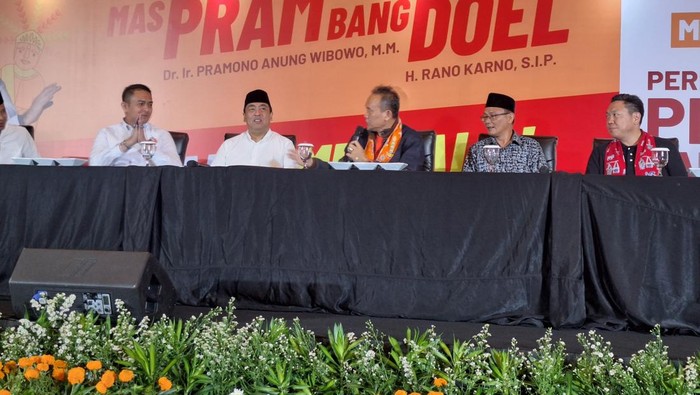 Konferensi pers Ketua Timses Pramono-Rano, Cak Lontong (Kurniawan/detikcom)