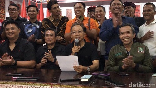Koster mengumumkan kemenangan di DPD PDIP Bali, Rabu (27/11/2024). (Ida Bagus Putu Mahendra/detikBali)