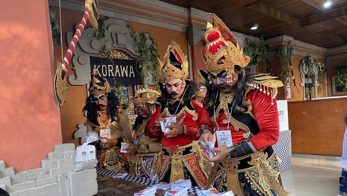 KPPS di TPS 10 dan 11 Desa Penarungan, Kecamatan Mengwi, Badung, yang tampil menggunakan kostum berkonsep Mahabarata saat pencoblosan Pilkada 2024, Rabu, (27/11/2024). (Ni Komang Nartini/detikBali)