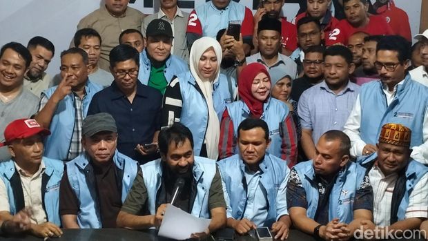 Kubu Mualem-Dek Fadh saat memberikan keterangan