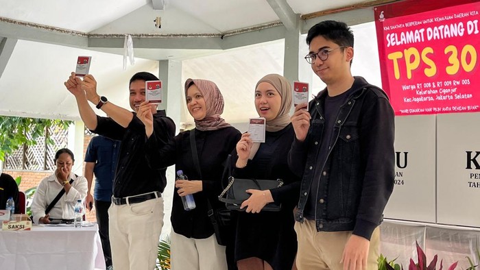 Cawagub Jakarta nomor urut 2, Kun Wardana, menggunakan hak suaranya dalam Pilkada Jakarta 2024 bersama keluarga. Kompak berbaju hitam, Kun datang ke TPS 30 Jagakarsa bersama sang istri dan kedua anaknya, Rabu (27/11/2024).