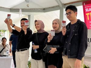 Kompak Berbaju Hitam, Kun Wardana dan Keluarga Nyoblos di TPS 30 Jagakarsa