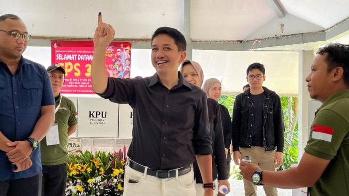 Cawagub Jakarta nomor urut 2, Kun Wardana, menggunakan hak suaranya dalam Pilkada Jakarta 2024 bersama keluarga. Kompak berbaju hitam, Kun datang ke TPS 30 Jagakarsa bersama sang istri dan kedua anaknya, Rabu (27/11/2024).