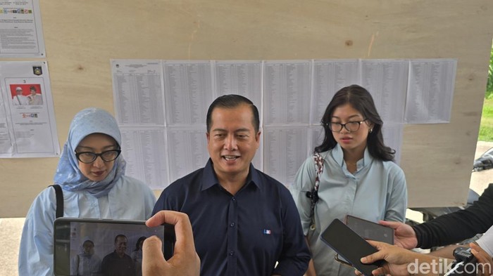 Cagub Lalu Muhamad Iqbal usai mencoblos di TPS 01 Kauman, Praya, Lombok Tengah pada Rabu (27/11/2024). (Helmy Akbar/detikBali)