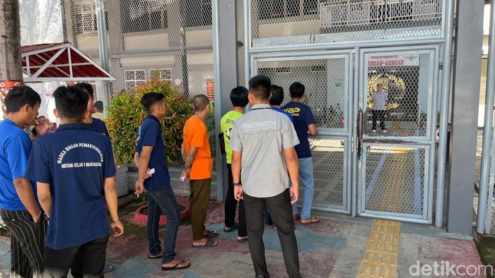 Warga binaan Lapas Makassar menyalurkan hak suaranya dalam Pilkada 2024.