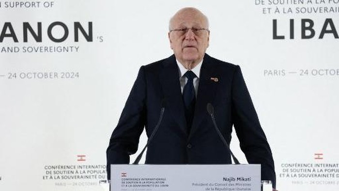 Lebanons Prime Minister Najib Mikati speaks during a press conference after an international aid conference in support of Lebanon, in Paris on October 24, 2024. French President Emmanuel Macron said that his country would support Lebanon with 100 million euros, as Paris hosted an aid conference with big financial aims but slim diplomatic prospects. (Photo by ALAIN JOCARD / AFP)