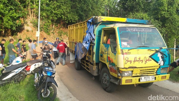 Lokasi kejadian truk yang tak kuat nanjak terguling dan menimpa pemotor di Boyolali. Rabu (27/11/2024).
