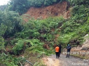 Tebing 20 Meter di Sukajaya Bogor Longsor, Jalan Penghubung Desa Tertutup
