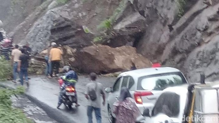 Longsoran batu tutupi jalan poros Maros-Bone di Tompo Ladang.