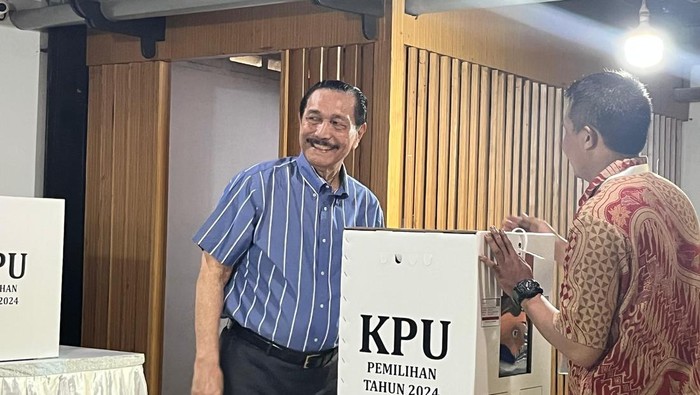 Luhut Nyoblos Bersama Istri di TPS 004 di Kelurahan Kuningan Timur.