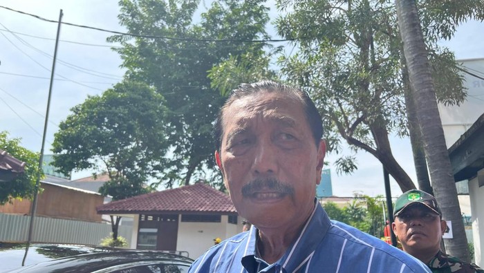 Luhut Nyoblos Bersama Istri di TPS 004 di Kelurahan Kuningan Timur.