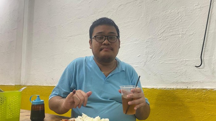 Mahasiswa bernama Iqbal manfaatkan promo makanan usai nyoblos (Joakhim/detikcom)