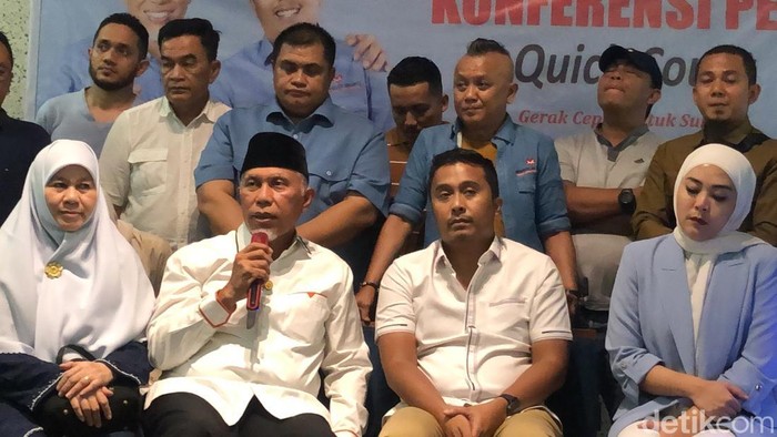 Mahyeldi-Vasko Ruseimy saat memberikan keterangan atas  keunggulan hasil hitung cepat atau quick count Pilgub Sumbar. (M. Afdal Afrianto/detikSumut)