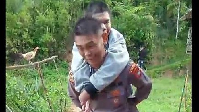 Bhabinkamtibmas Polres Mamasa, Sulawesi Barat (Sulbar) Bripka Sulfiraja menyita perhatian karena pria menggendong penyandang disabilitas bernama Ahsan Rasyid (30) untuk mencoblos ke tempat pemungutan suara (TPS).