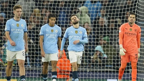 Manchester Citys Bernardo Silva, second right, reacts after Feyenoord scored their third goal during the Champions League opening phase soccer match between Manchester City and Feyenoord at the Etihad Stadium in Manchester, England, Tuesday, Nov. 26, 2024. (AP Photo/Dave Thompson)