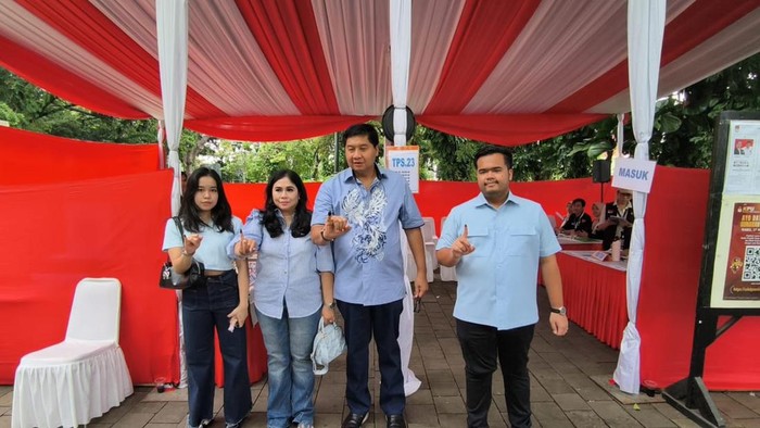 Menteri Perumahan dan Permukiman, Maruara Sirait, bersama keluarga mencoblos Pilkada Jakarta 2024.