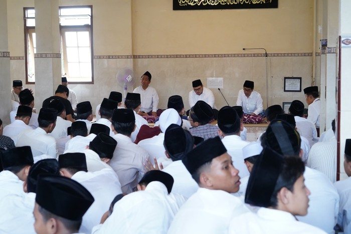 Mas Dhito Ikuti Khataman Manaqib di Ponpes Al Falah Ploso