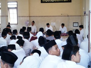 Mas Dhito Ikuti Khataman Manaqib di Ponpes Al Falah Ploso