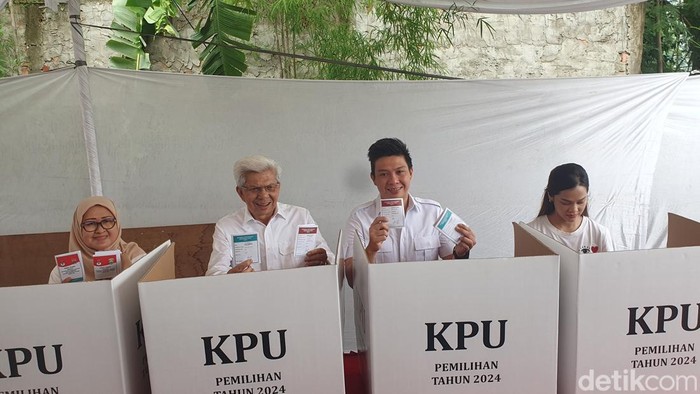 Mawardi dan keluarga mencoblos di TPS 08 Kelurahan Karang Jaya, Kecamatan Gandus.