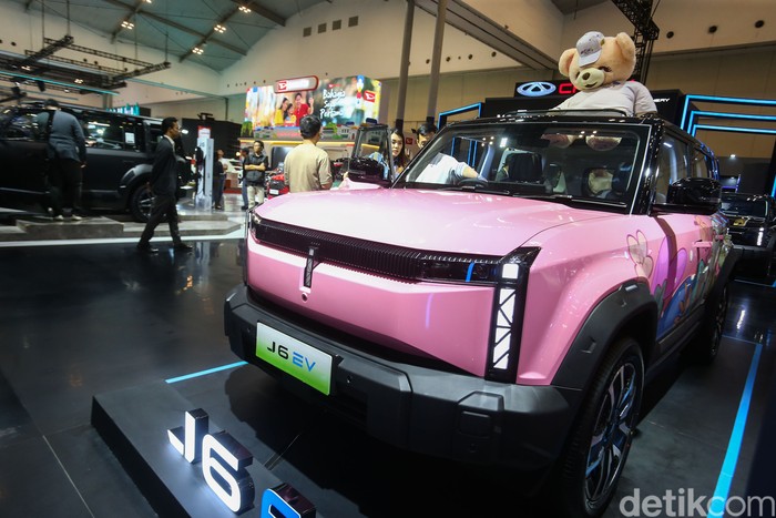 Chery J6 resmi diumumkan harganya di pameran Gaikindo Jakarta Auto Week atau GJAW 2024. Mobil listrik bergaya off road pertama di Indonesia tersebut dibanderol mulai Rp 490 jutaan dengan status OTR Jakarta. Berapa target penjualannya sebulan?