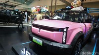 Fiturnya juga tak main-main, pabrikan sudah membekalinya dengan kursi penumpang yang bisa memijat, electric panoramic sunroof, headunit digital, 12 pengeras suara Harman Infinity, enam kantung udara, 14 ADAS (advanced driving assistant system) dan masih banyak lagi.  