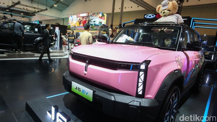 Chery J6 resmi diumumkan harganya di pameran Gaikindo Jakarta Auto Week atau GJAW 2024. Mobil listrik bergaya off road pertama di Indonesia tersebut dibanderol mulai Rp 490 jutaan dengan status OTR Jakarta. Berapa target penjualannya sebulan?