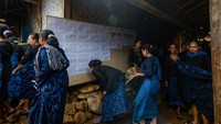 Warga Suku Badui bersiap mengikuti pemungutan suara Pilkada 2024 di TPS 02 Desa Kanekes, Lebak, Banten, Rabu (27/11/2024).