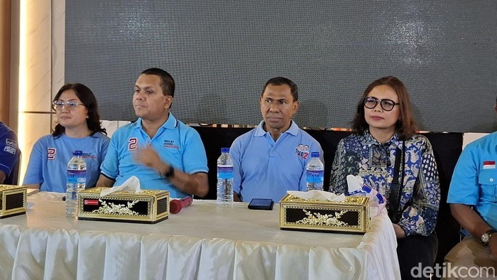 Melki Laka Lena-Johni Asadoma saat konferensi pers di kantor DPD Golkar NTT, Jalan Frans Seda, Kecamatan Oebobo, Kota Kupang, NTT, Rabu (27/11/2024). (Yufengki Bria/detikBali).