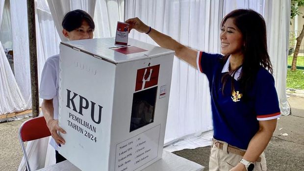 Menkomdigi Meutya Hafid Mencoblos Pilkada Jakarta 2024 di TPS Cibubur