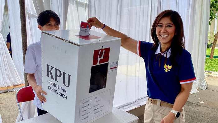 Menkomdigi Meutya Hafid Mencoblos Pilkada Jakarta 2024 di TPS Cibubur